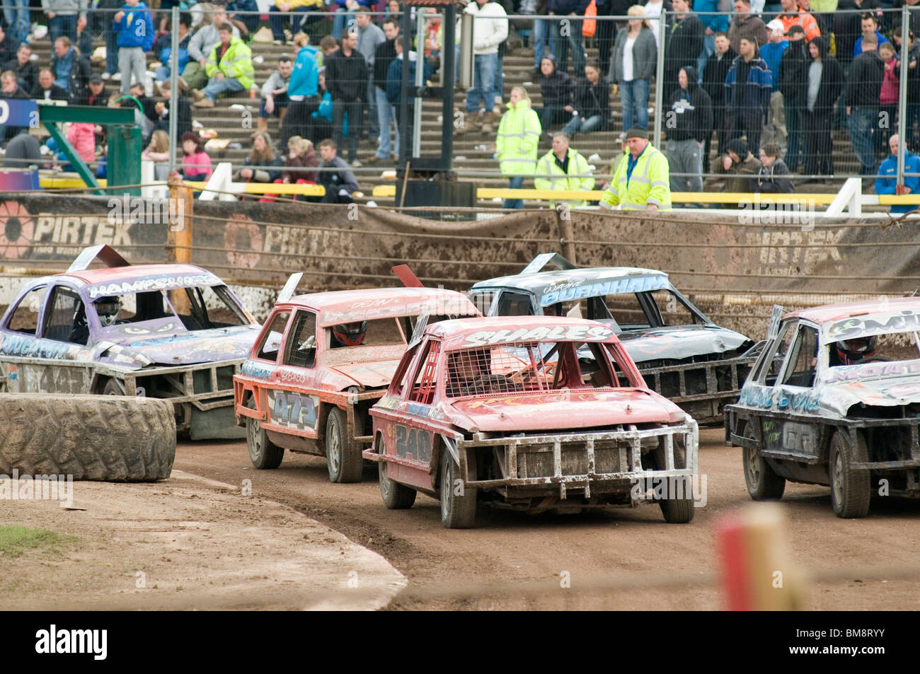 Course automobile des voitures de course full contact racers track uk shale des pistes ovales courses Banque D'Images
