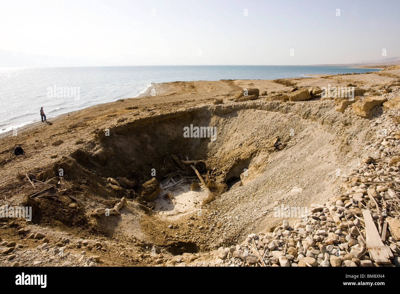 Israël, la Mer Morte une dépression causée par le recul de niveau d'eau de la Mer Morte Banque D'Images