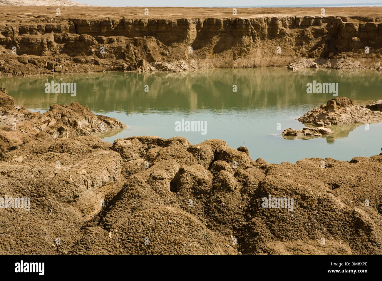 Israël, la Mer Morte une dépression causée par le recul de niveau d'eau de la Mer Morte. Une eau chaude du printemps remplit le trou Banque D'Images