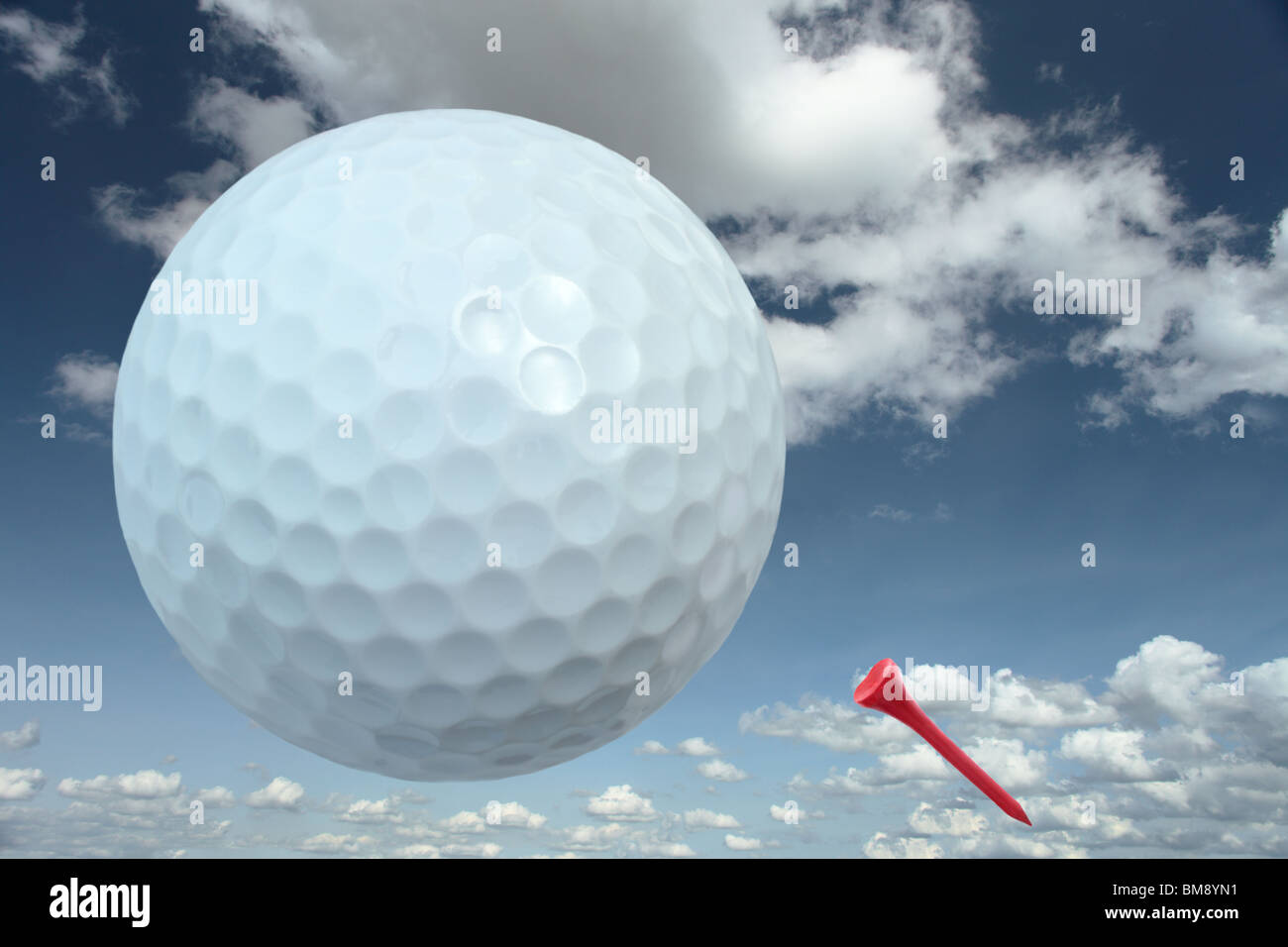 Balle de golf et le raccord en face d'un ciel nuageux ciel bleu Banque D'Images