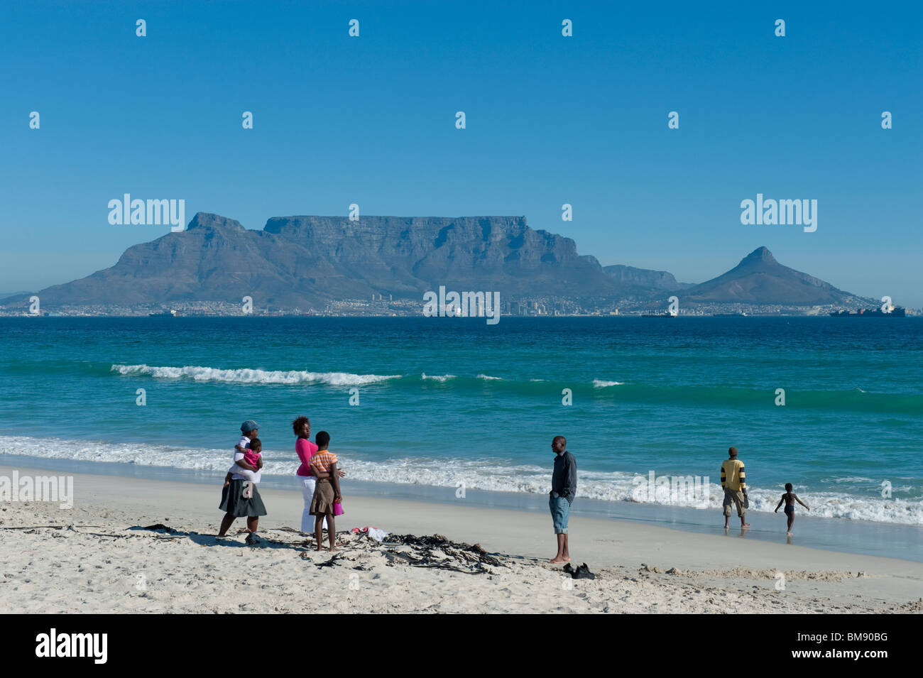 Une famille bénéficie d'une journée ensoleillée sur la plage de Bloubergstrand Cape Town Afrique du Sud Banque D'Images
