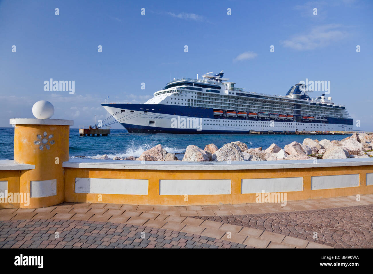 Le navire de croisière de célébrité millénaire au port à Willemstad, Curaçao, Antilles néerlandaises. Banque D'Images