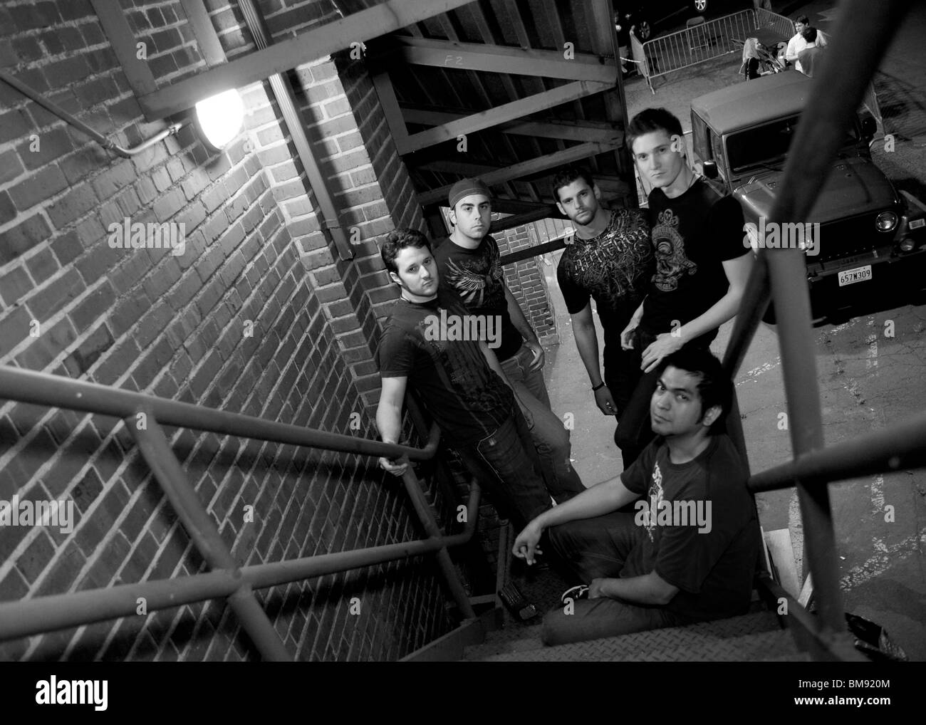 Rock membres du groupe promo photo sur escalier de secours incendie Banque D'Images