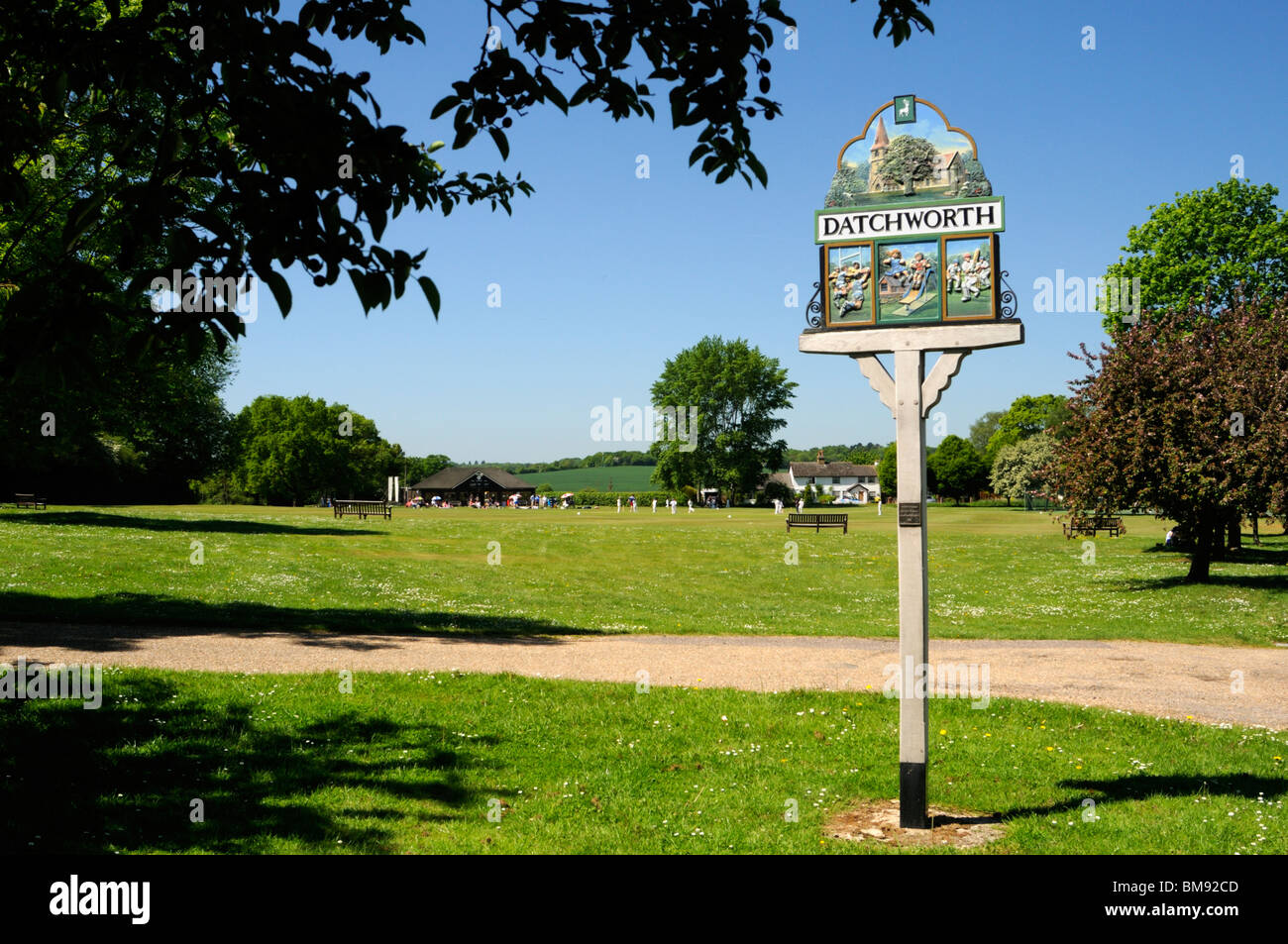 Village de Datchworth Hertfordshire, Royaume-Uni. Match de cricket Junior est de jouer sur la place du village. Banque D'Images