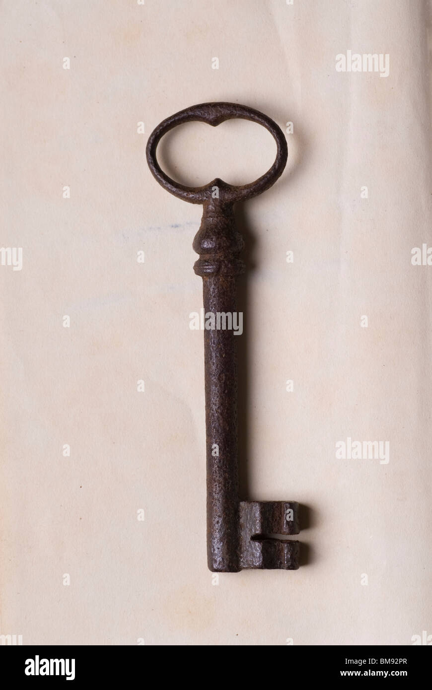 Old rusty metal house key Banque D'Images