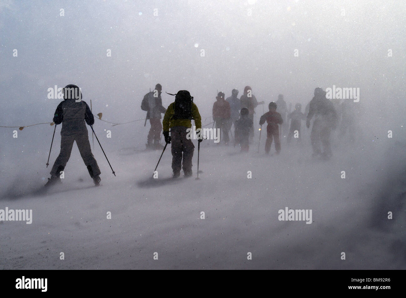 Très forte, blizzard soudain et inattendu dans les Alpes ont attaqué groupe de skieurs, Klein Matterhorn, 3883 m, Suisse Banque D'Images