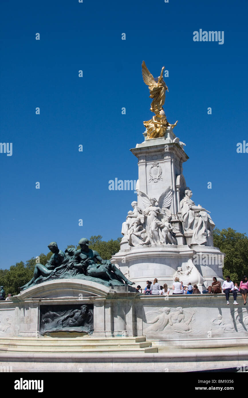 Monument de la reine victoria statue d'or foule ciel bleu Banque D'Images