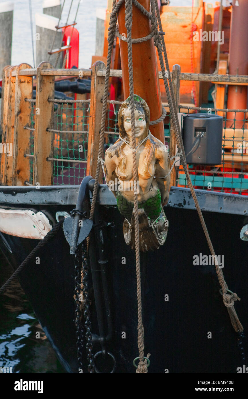 Proue Sirène de proue de navire sur l'avant du bateau de pêche Photo Stock ...