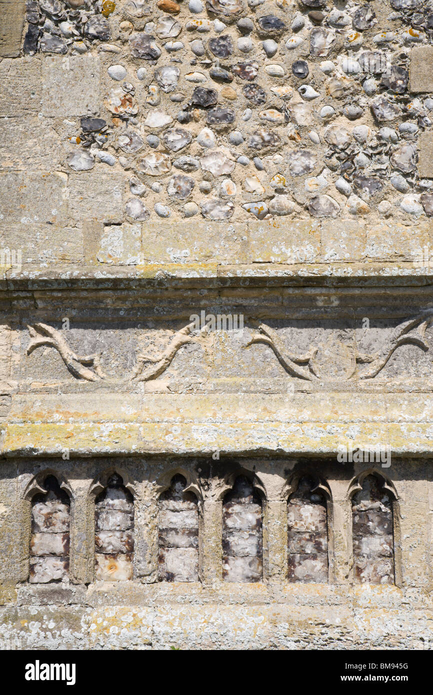 Vue de détail du mur de l'église Sainte-Marie, Happisburgh, Norfolk. Banque D'Images
