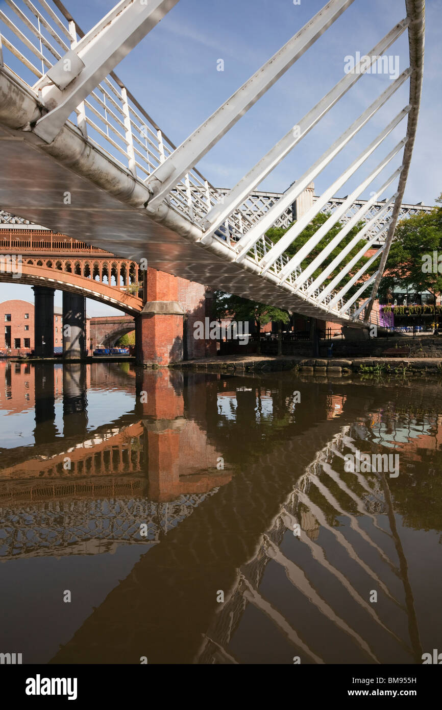 Merchant's Bridge passerelle moderne sur le Canal de Bridgewater dans le Castlefield Urban Heritage Park, Manchester, Angleterre, Royaume-Uni. Banque D'Images