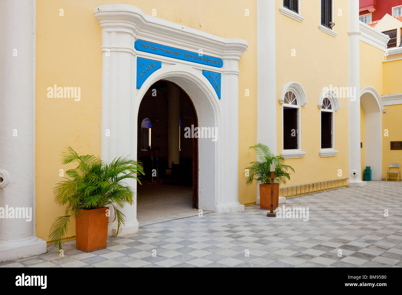 La cour de l'entrée de la Synagogue juive à Curaçao, Antilles néerlandaises. Banque D'Images