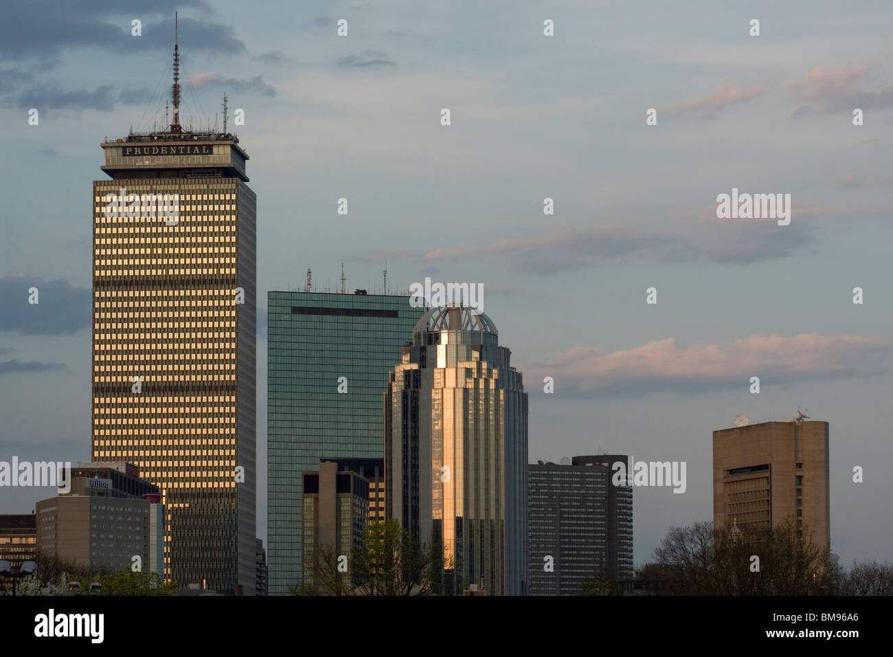 Boston Skyline at Dusk. Prudential Center John Hancock Tower et 101 Huntington Avenue Banque D'Images