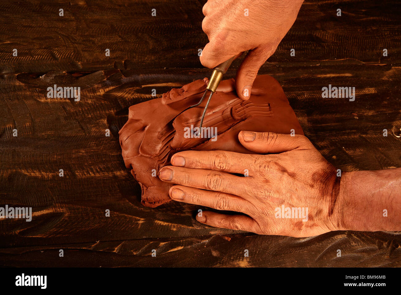 Artisanat poterie artisan potier mains d'argile rouge de travail Banque D'Images
