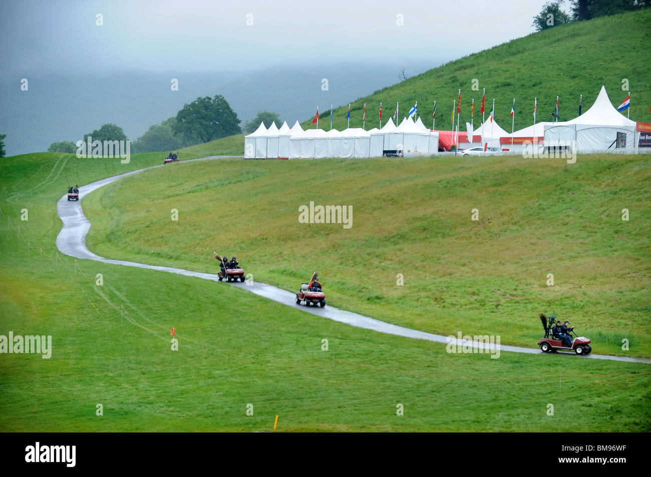 Équitation responsables sur la voiturette de golf pour couvrir la tête de la pluie au Celtic Manor Wales Open 2008 Banque D'Images