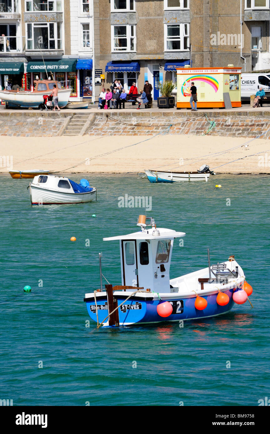 Un petit bateau de pêche dans le port de st.ives, Cornwall, uk Banque D'Images