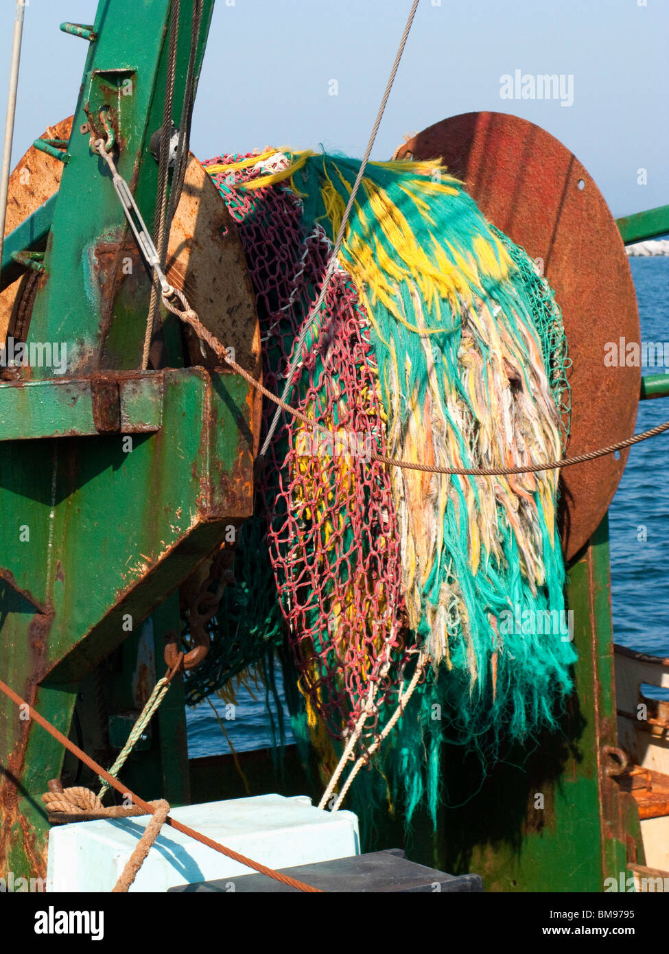 À l'arrière du filet coloré Bateau de pêche liquidé à Core Banque D'Images