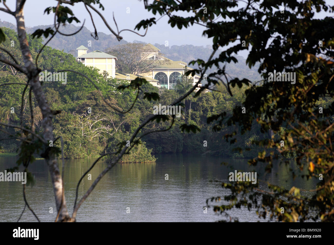 Vue sur le Gamboa Rainforest Resort 5 étoiles et la rivière Chagres , Parc National de Soberania , Panama Banque D'Images
