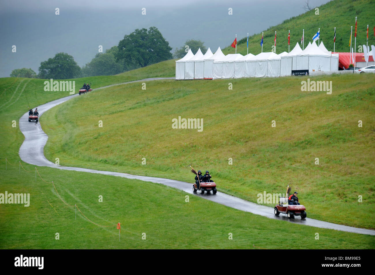 Équitation responsables sur la voiturette de golf pour couvrir la tête de la pluie au Celtic Manor Wales Open 2008 Banque D'Images