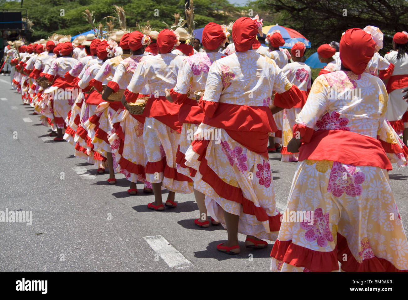 Les participants dansent dans Harvest Festival Parade de costumes colorés, Curaçao, Antilles néerlandaises. Banque D'Images