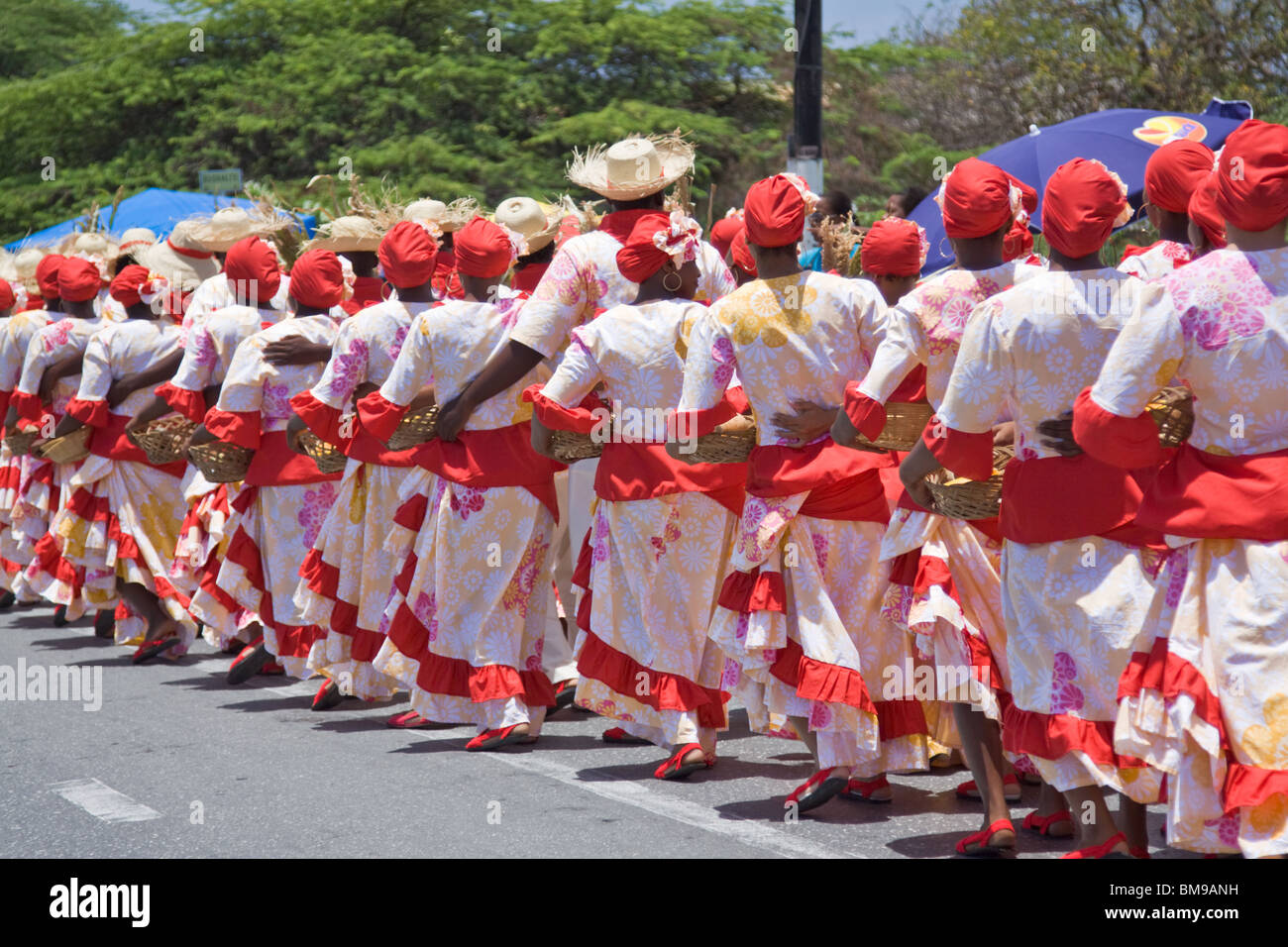 Les participants dansent dans Harvest Festival Parade de costumes colorés, Curaçao, Antilles néerlandaises. Banque D'Images