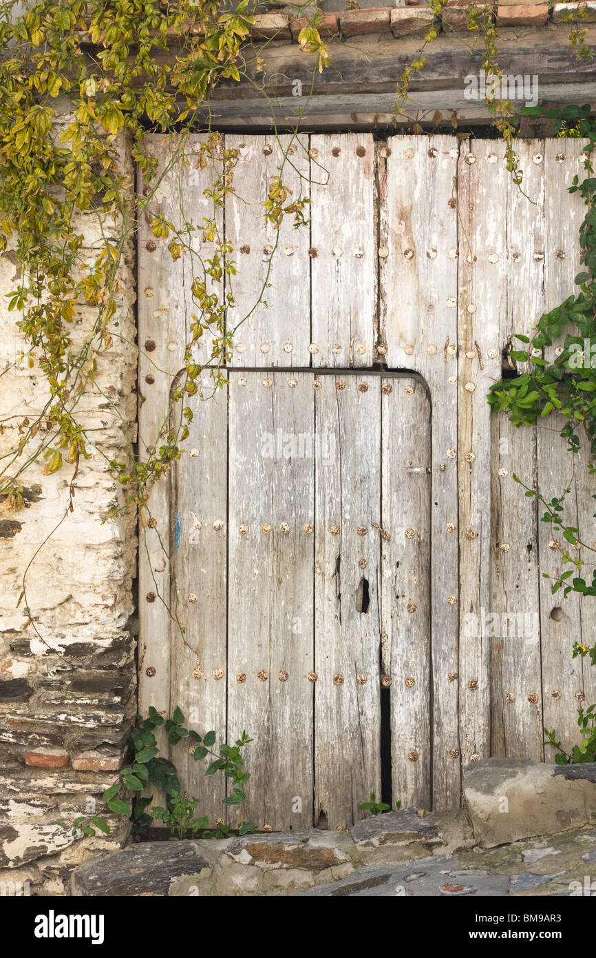 La porte en bois, Macharaviaya, Costa del Sol à l'intérieur des terres, la province de Malaga, Espagne Banque D'Images