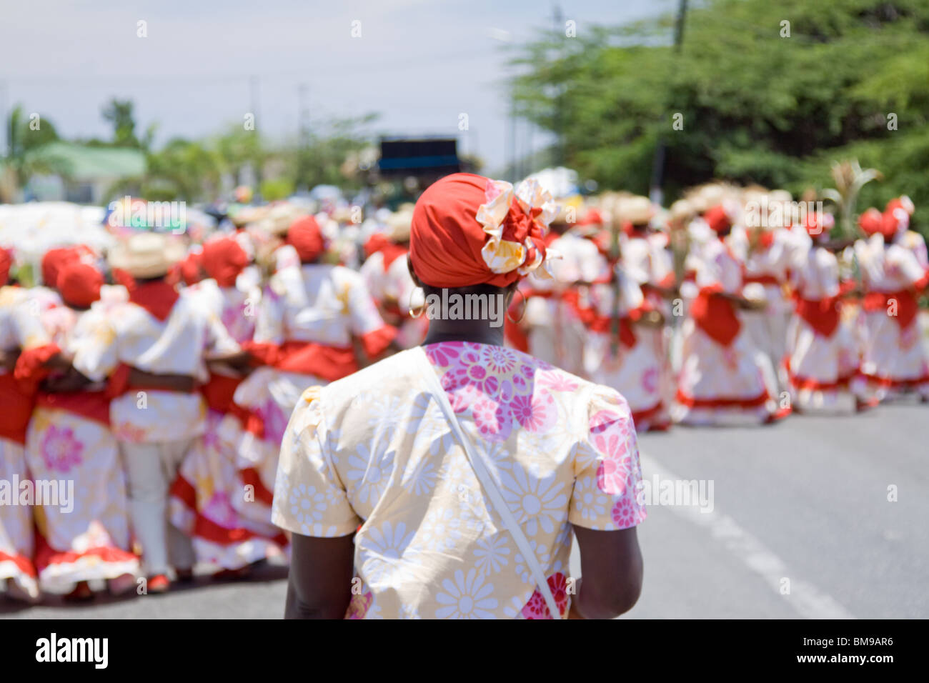 Les participants dansent dans Harvest Festival Parade de costumes colorés, Curaçao, Antilles néerlandaises. Banque D'Images