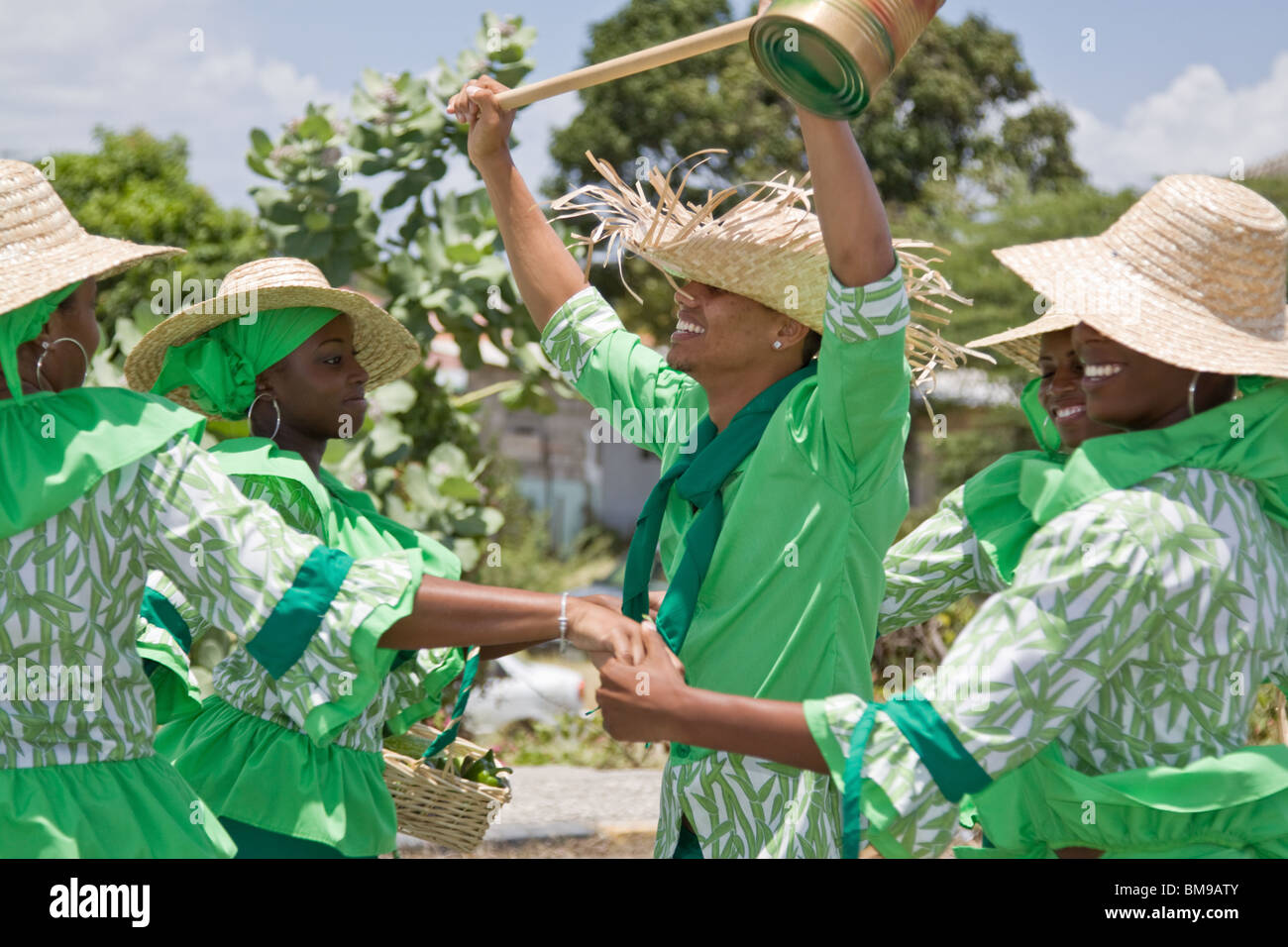 Les participants dansent dans Harvest Festival Parade de costumes colorés, Curaçao, Antilles néerlandaises. Banque D'Images