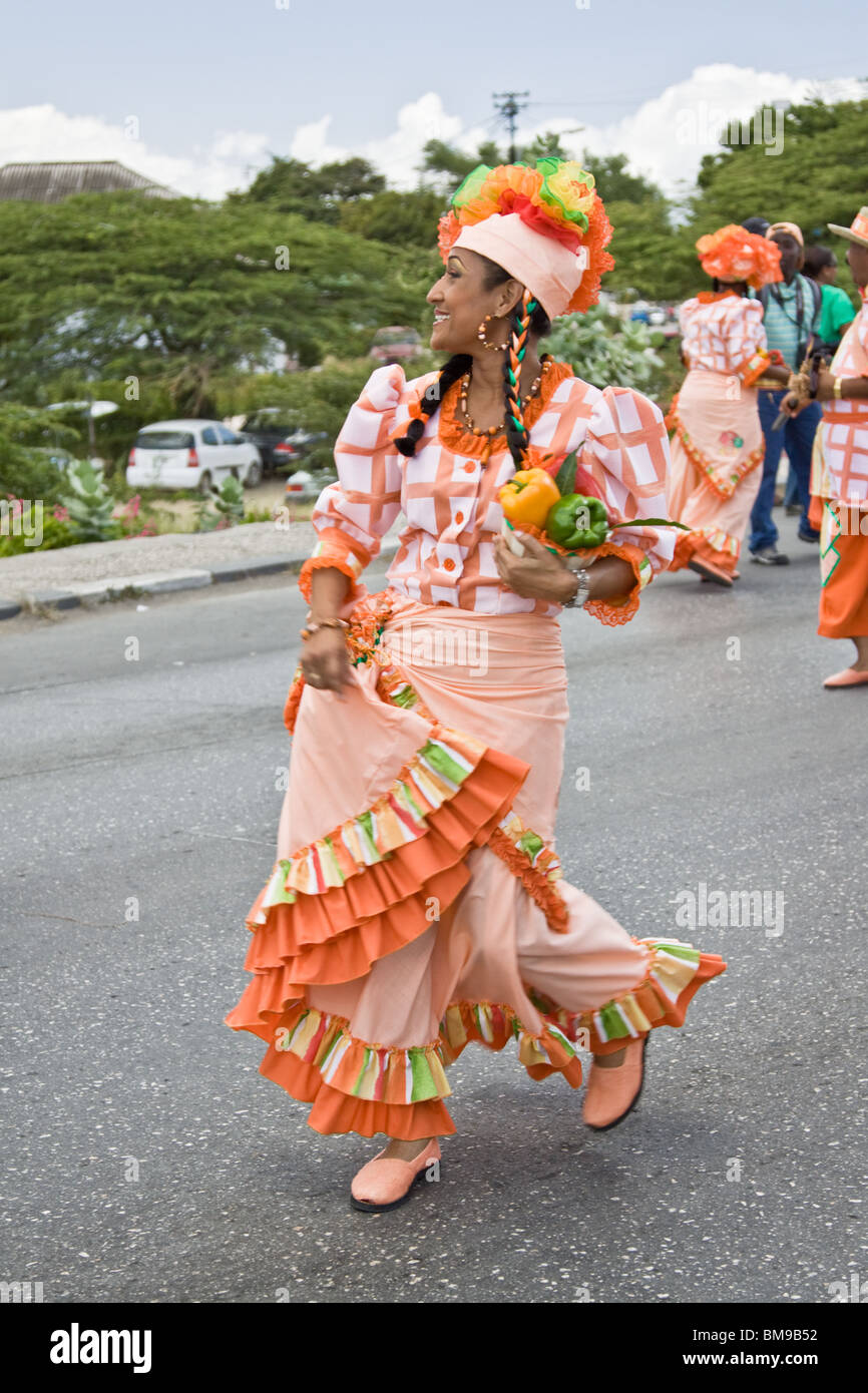 Une femme vêtue de costumes colorés au cours de danses Harvest Festival, Willemstad, Curaçao, Antilles néerlandaises, des Caraïbes. Banque D'Images