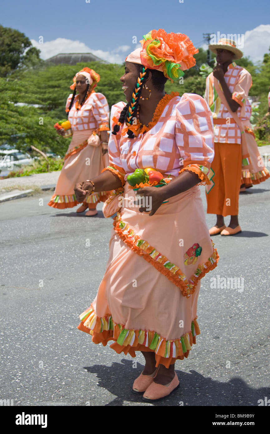 Une femme vêtue de costumes colorés au cours de danses Harvest Festival, Willemstad, Curaçao, Antilles néerlandaises, des Caraïbes. Banque D'Images