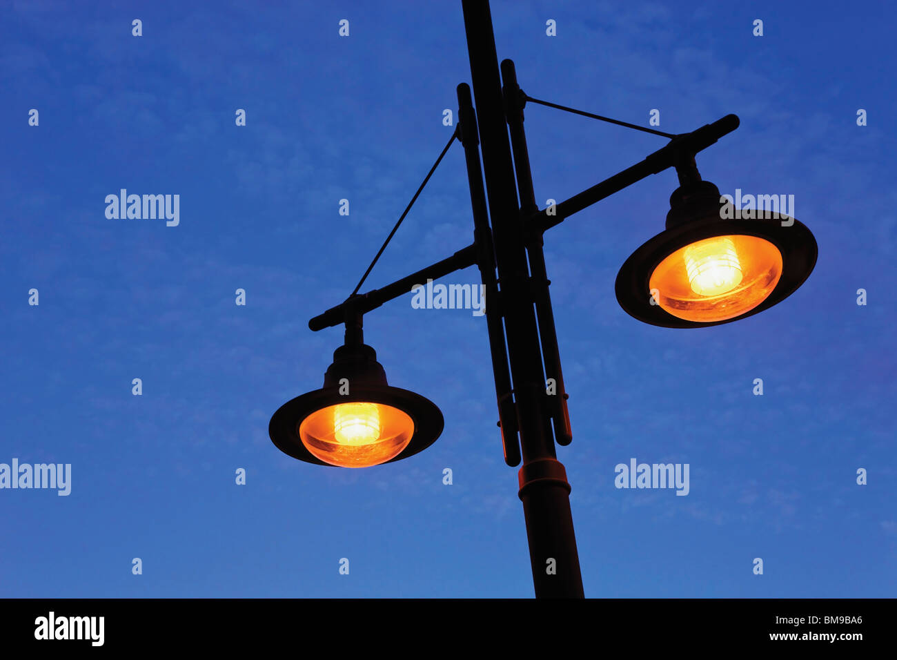 Lampes de rue contre le ciel bleu Banque D'Images