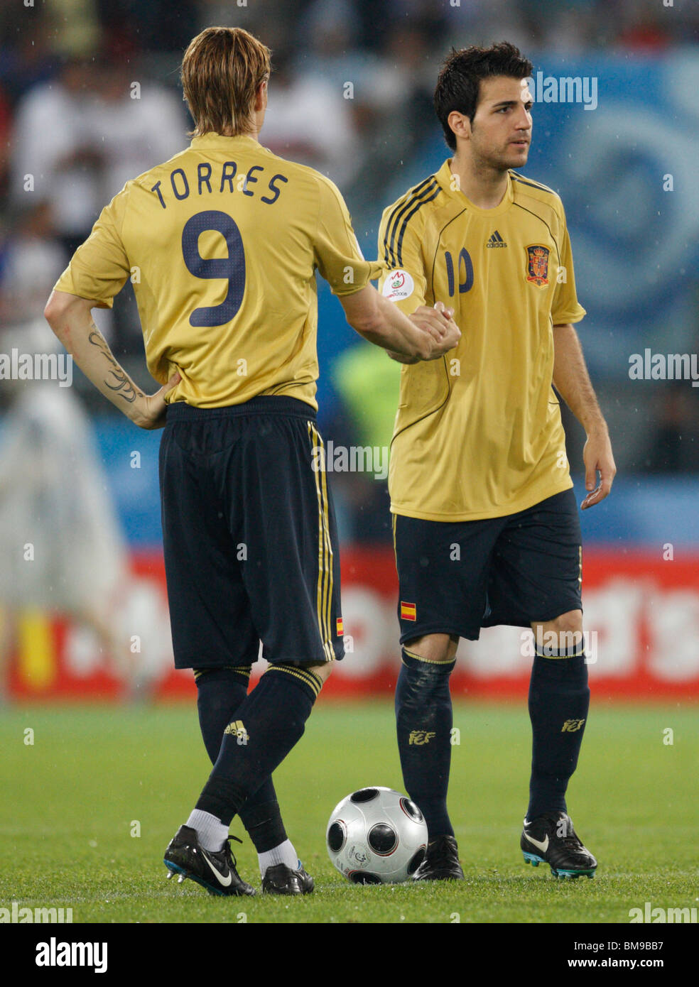 L'Espagne de Fernando Torres (l) et Cesc Fàbregas (r) se serrer la main avant la seconde moitié contre la Russie lors d'un match de l'Euro 2008. Banque D'Images
