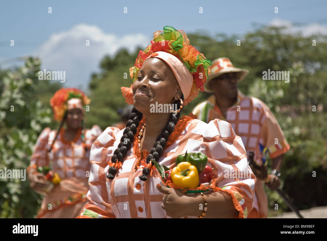 Une femme vêtue de costumes colorés au cours de danses Harvest Festival, Willemstad, Curaçao, Antilles néerlandaises, des Caraïbes. Banque D'Images