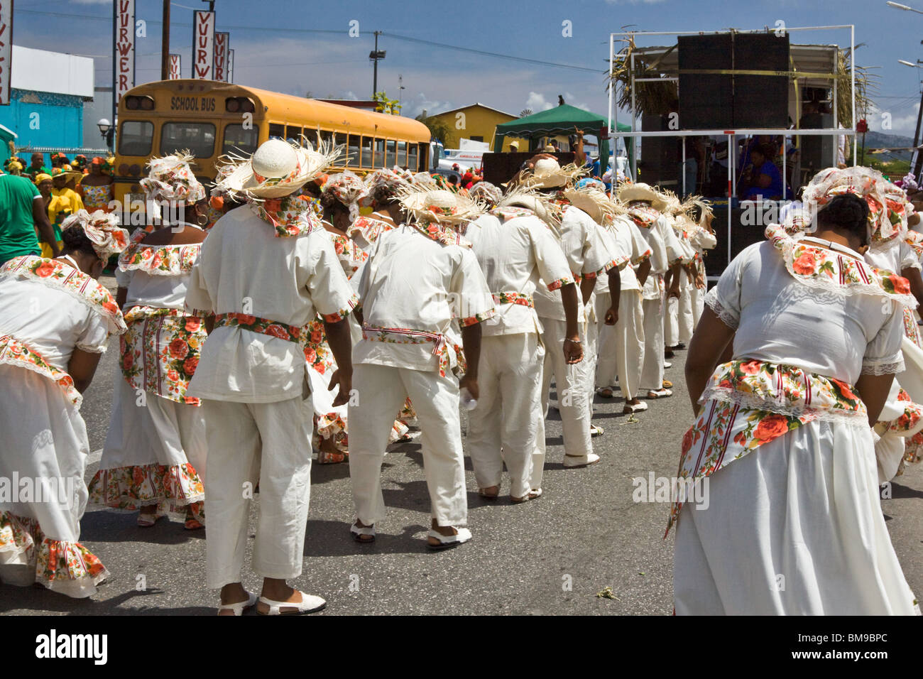 Les participants dansent dans Harvest Festival Parade de costumes colorés, Curaçao, Antilles néerlandaises. Banque D'Images