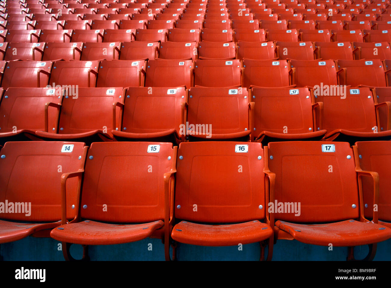 Le stade sièges numérotés vide Banque D'Images