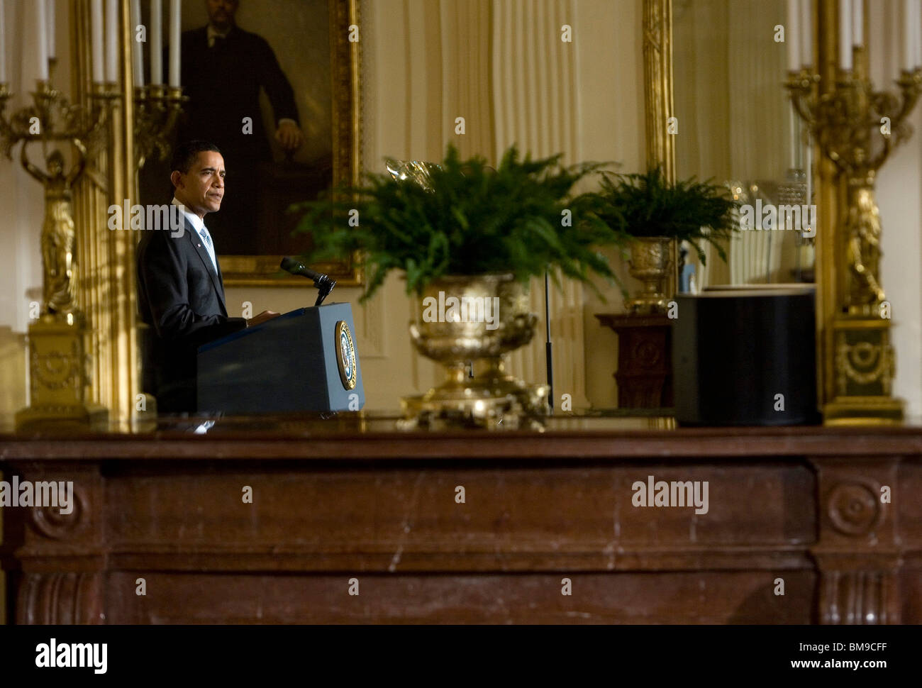 13 février 2009 – Washington, D.C. – le président Barack Obama fait des remarques sur le plan de relance économique aux membres du Business Council dans la salle est de la Maison Blanche. Banque D'Images