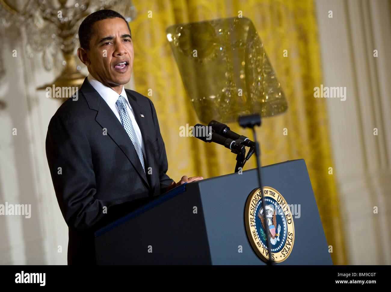 13 février 2009 – Washington, D.C. – le président Barack Obama fait des remarques sur le plan de relance économique aux membres du Business Council dans la salle est de la Maison Blanche. Banque D'Images