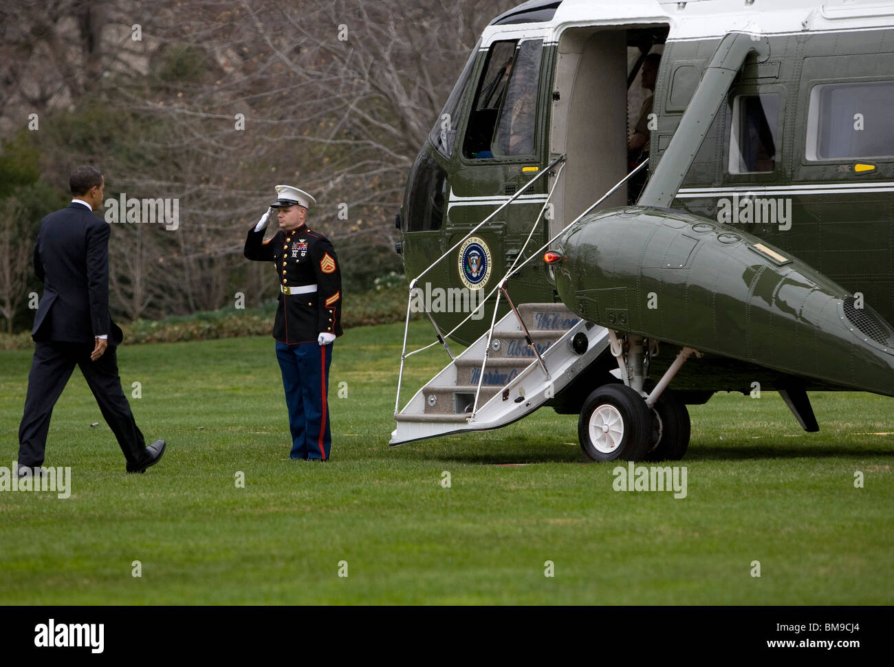 27 mars 2009 – Washington, D.C. – le président Barack Obama traverse la pelouse sud jusqu'à Marine One, au départ pour un voyage au Camp David. Banque D'Images