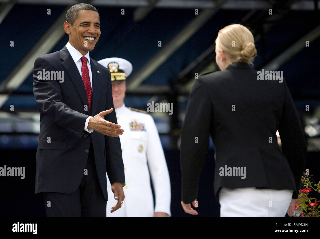Le président Barack Obama à l'Académie navale de leur diplôme. Banque D'Images