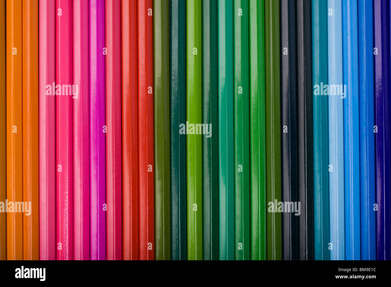 Close-up de crayons de couleur dans une rangée Banque D'Images Close-up de crayons de couleur dans une rangée Banque D'Images