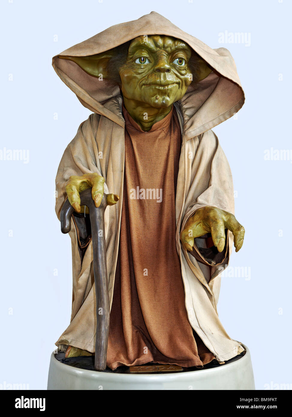 Maître Yoda alien figure cut out contre un fond uni Banque D'Images