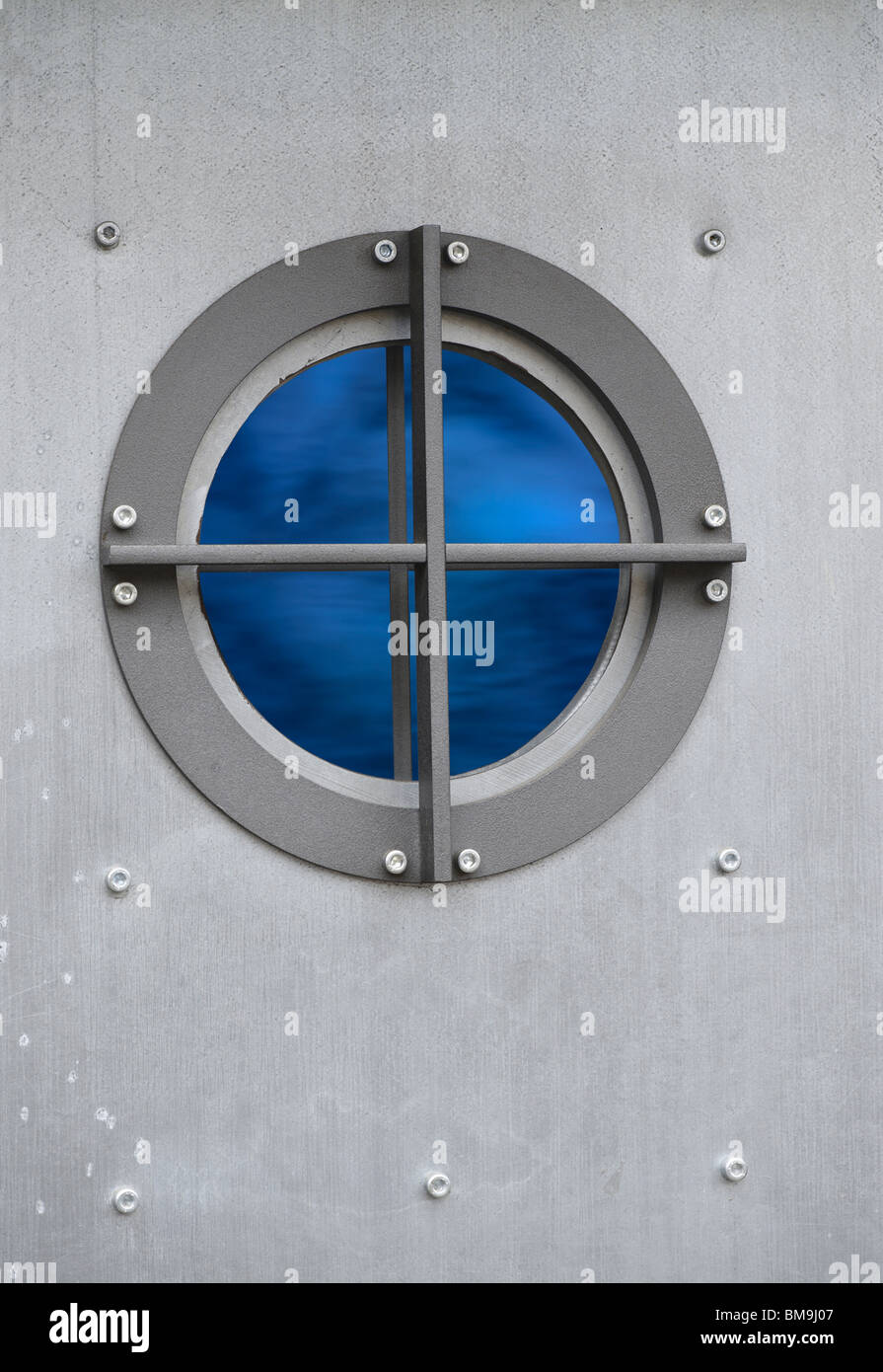 Métal argenté avec porte fenêtre hublot avec vue sur la mer Banque D'Images