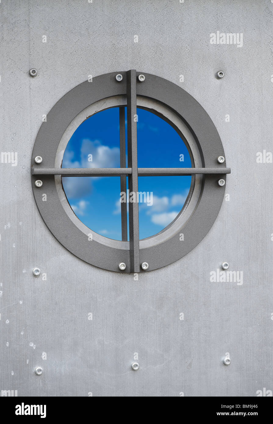 Métal argenté avec porte fenêtre hublot avec vue sur sky Banque D'Images
