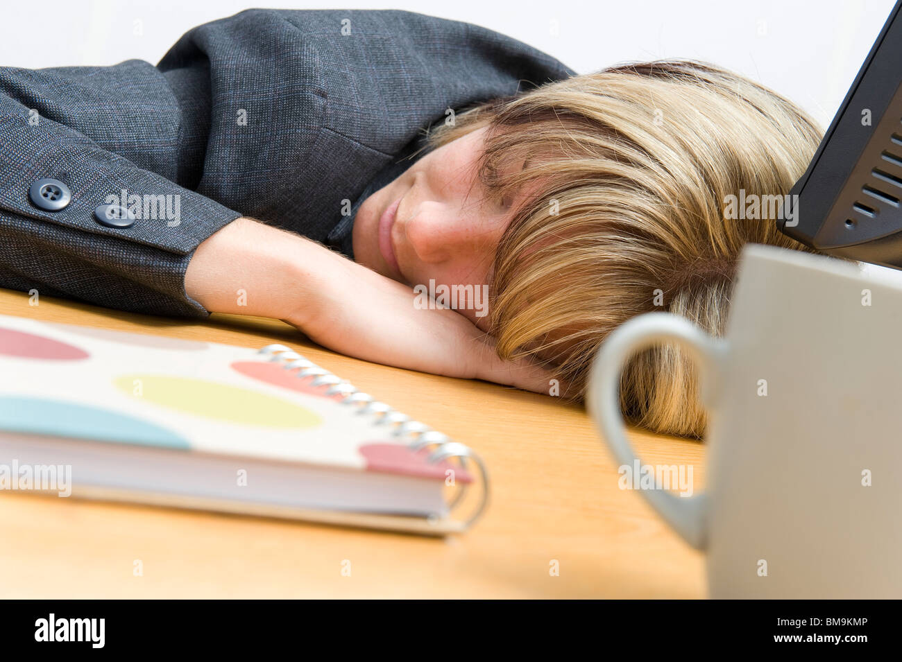 Female office worker dormir à 24 Banque D'Images
