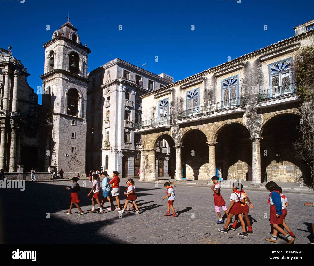 Des enfants des écoles locales à pied par Cathdral Square à La Havane, capitale de Cuba Banque D'Images