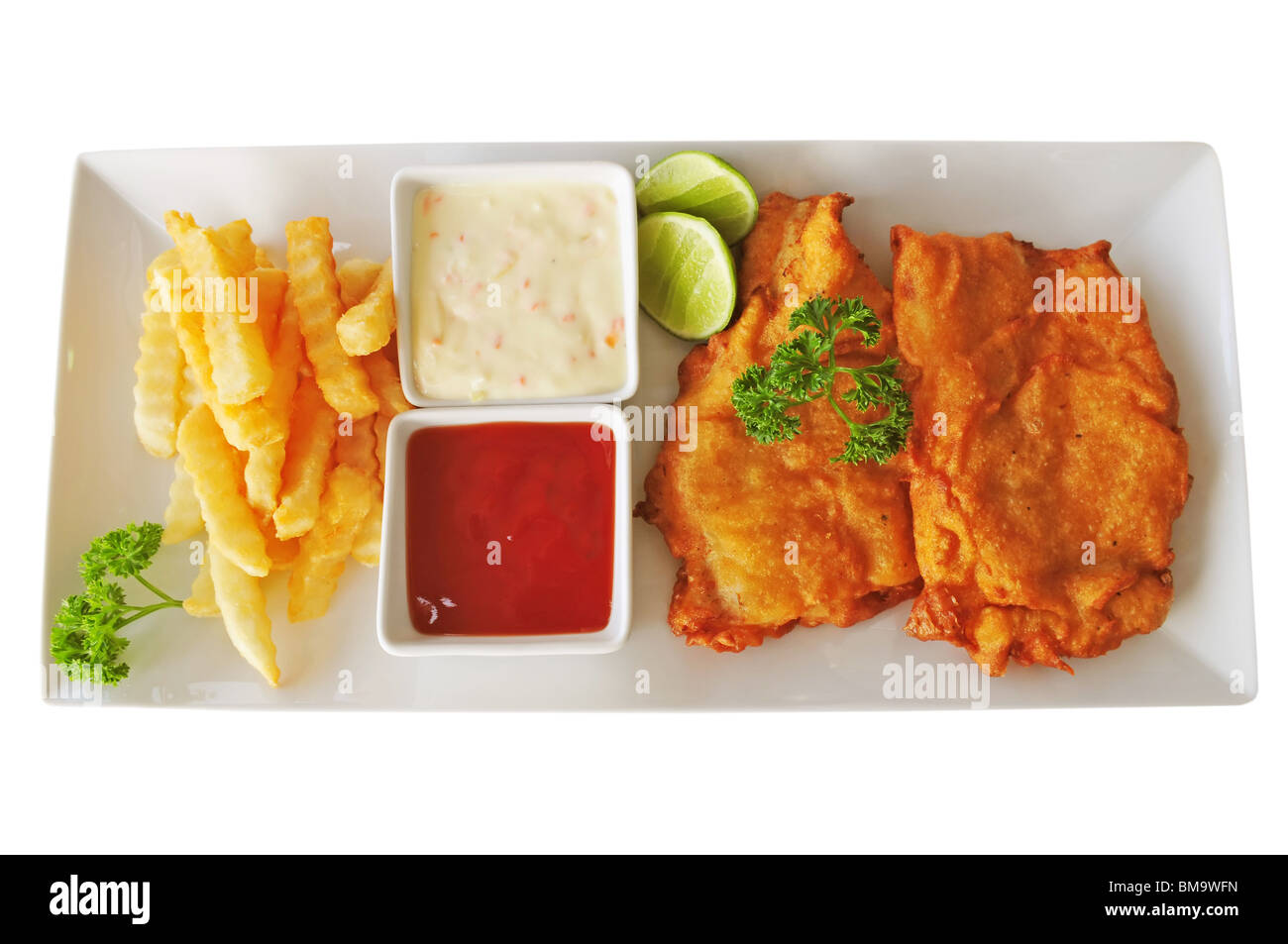 Le poisson frit et frites sur fond blanc Banque D'Images