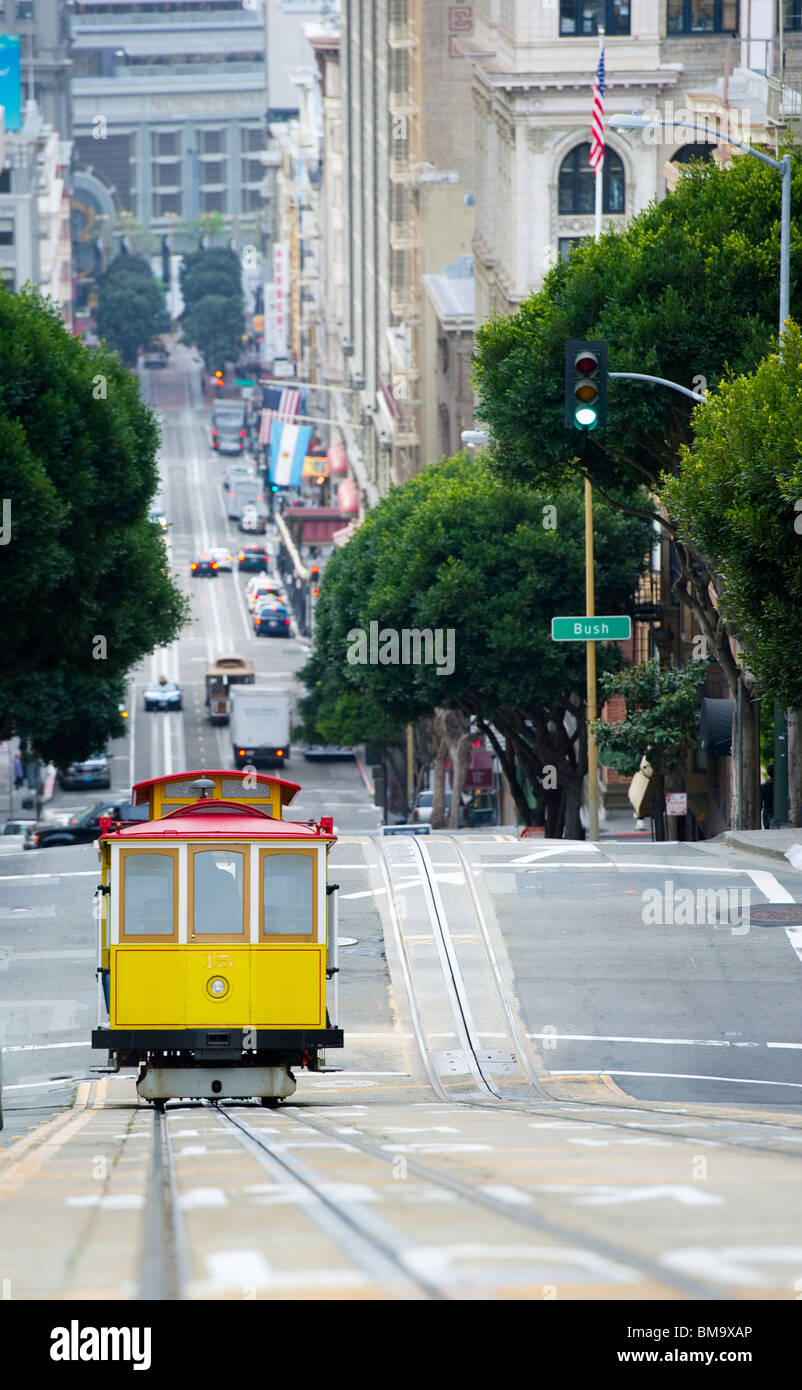 Portrait de tramway sur l'ascension en montée, San Francisco Banque D'Images