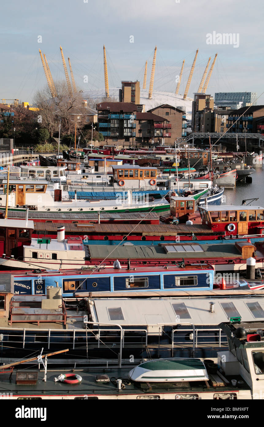 Vue vers l'O2 Arena cours des bateaux et des bateaux amarrés dans le canal Dock Blackwell bassin, les Docklands de Londres, Royaume-Uni. Banque D'Images