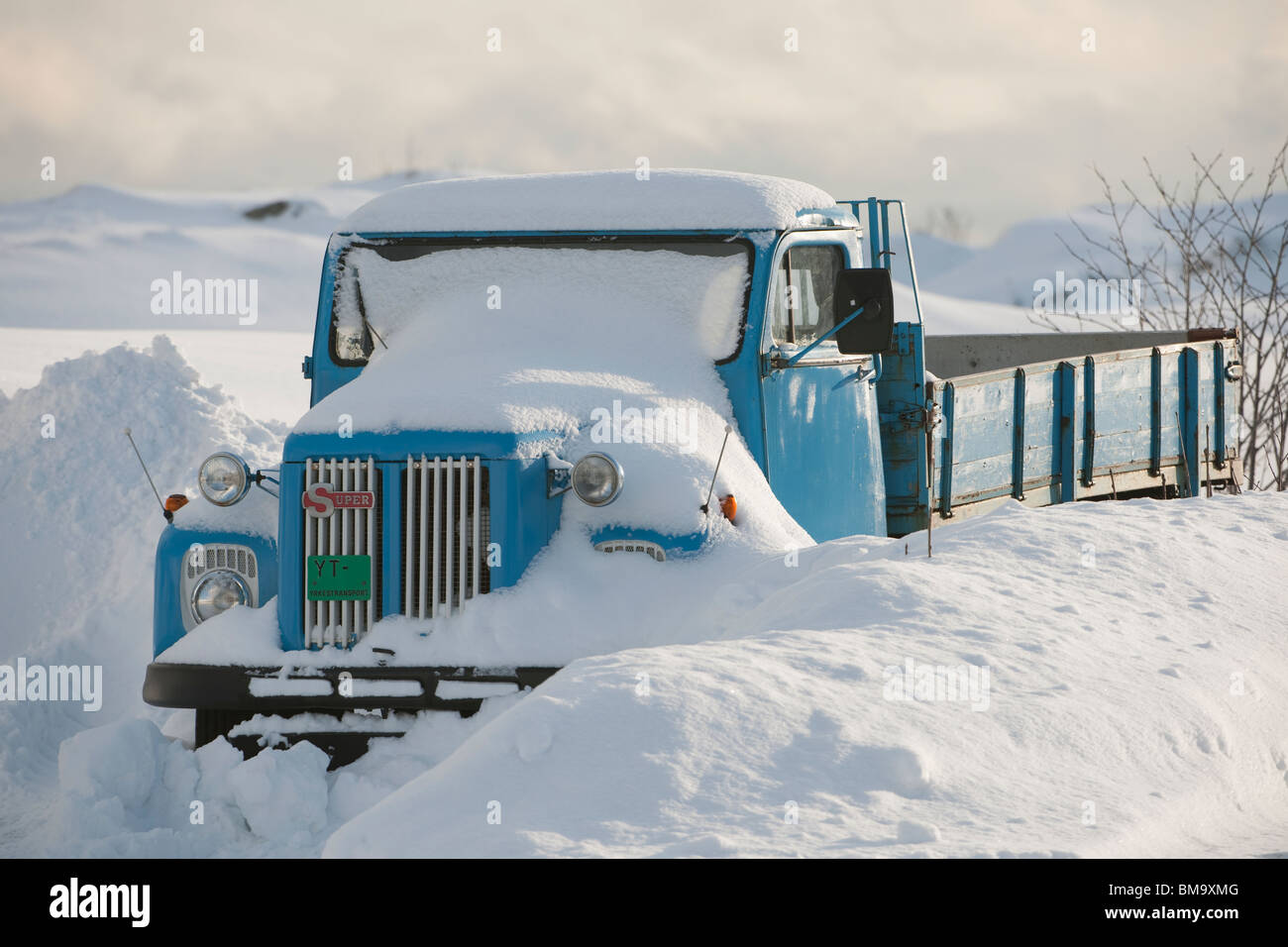 Chariot est par la neige, Flakstadoya Loftofen, Norvège, Banque D'Images