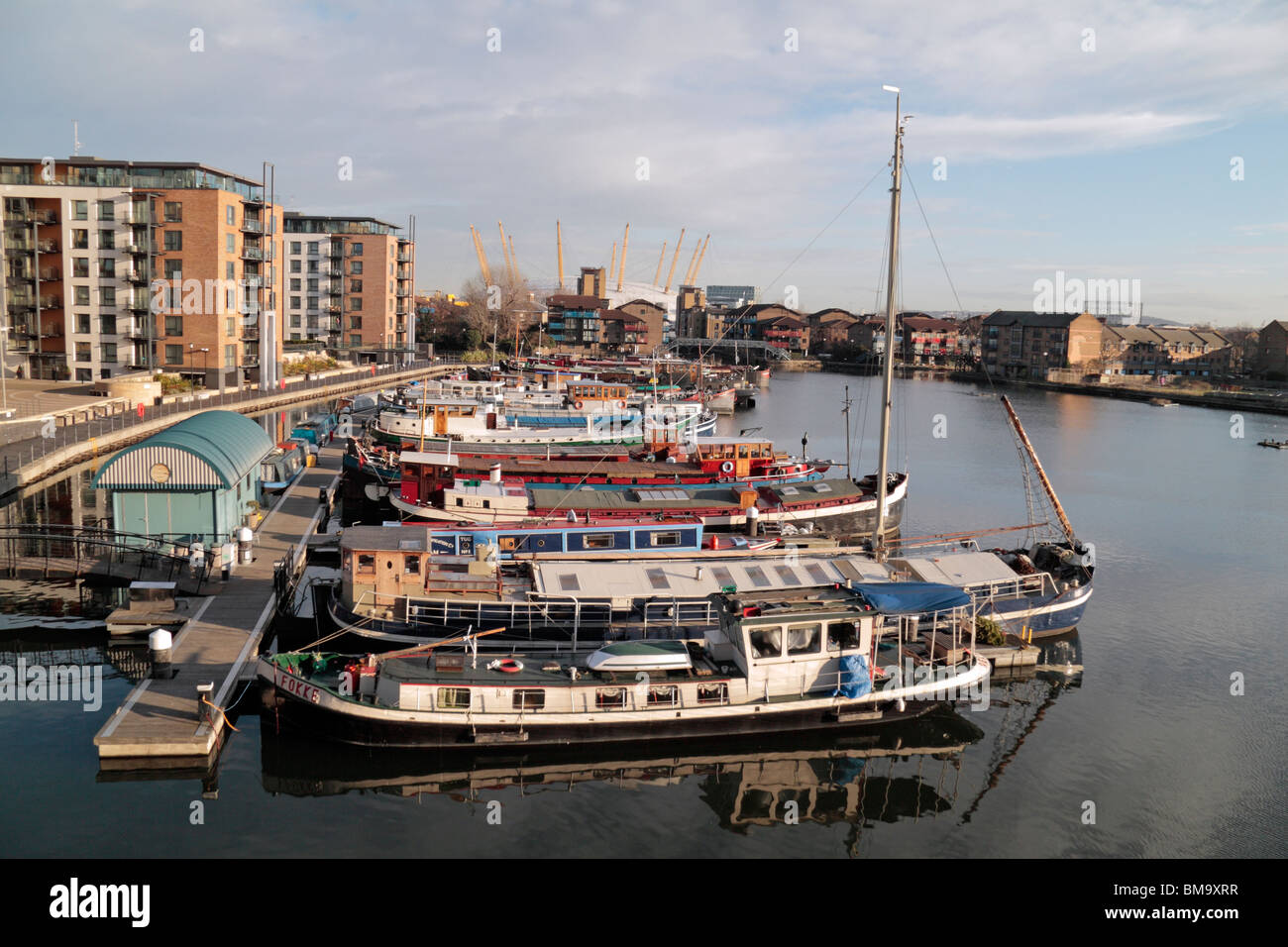 Vue vers l'O2 Arena cours des bateaux et des bateaux amarrés dans le canal Dock Blackwell bassin, les Docklands de Londres, Royaume-Uni. Banque D'Images