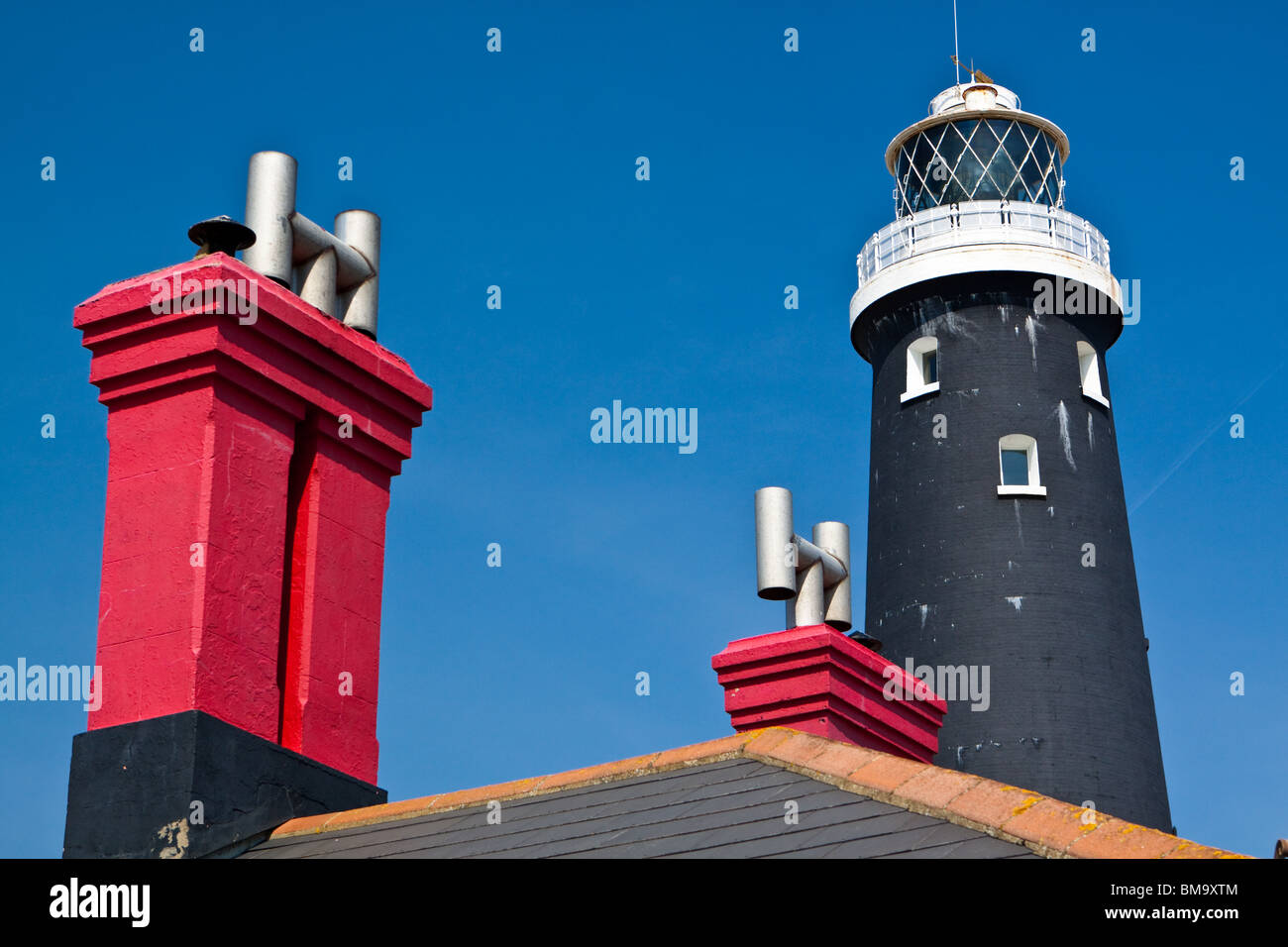 Le vieux phare de dormeur cheminées colorées en premier plan Banque D'Images